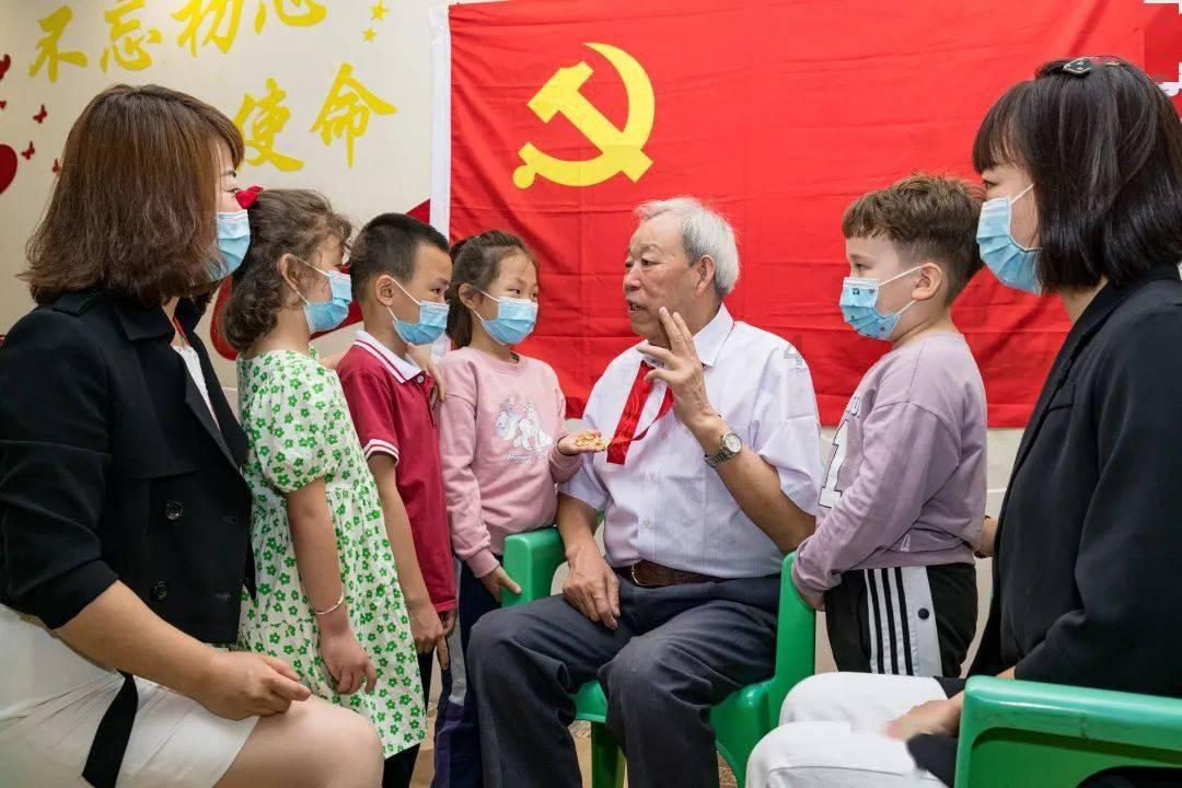 55岁的邓文迪：如何焕发新生，重拾青春魅力，让年轻男友自愧不如